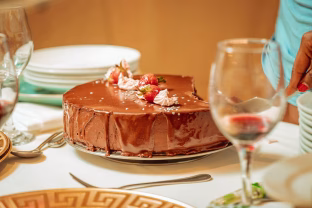 Aksominis šokoladinis sūrio tortas be kepimo: nerealiai kreminis desertas, kurį pagamins net didžiausias tinginys